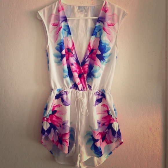 Tobi White Watercolor Vibe Floral Romper size S - Picture 3 of 6